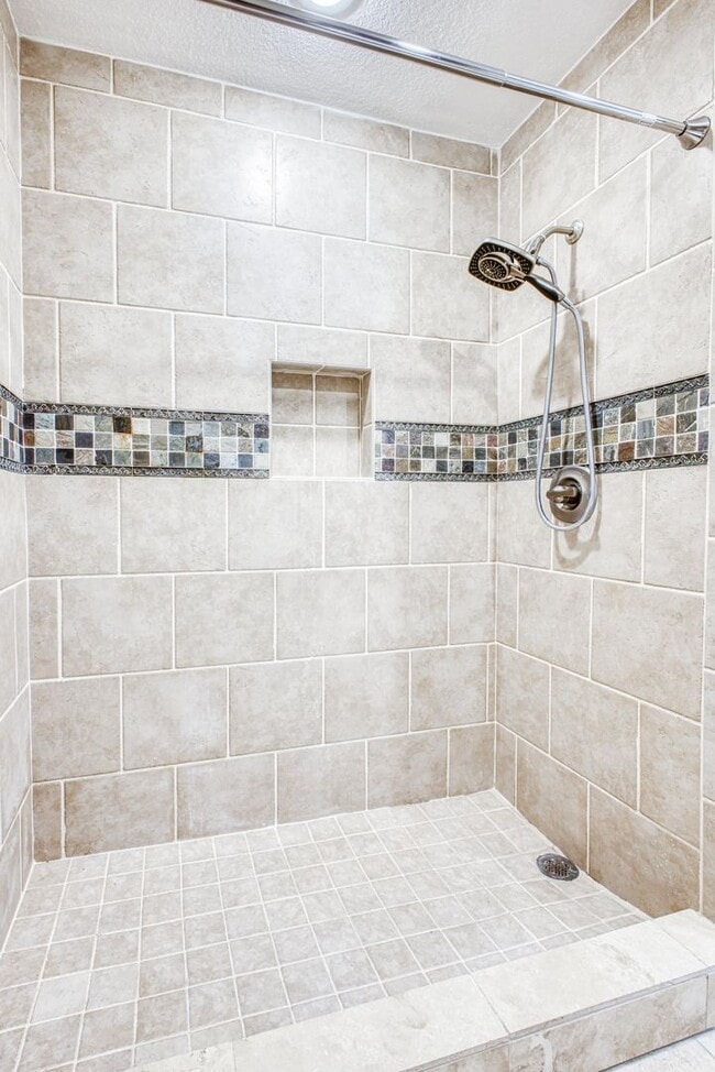 Building Photo - Beautiful House with 4 bed - 2 baths - office & covered big Jacuzzi