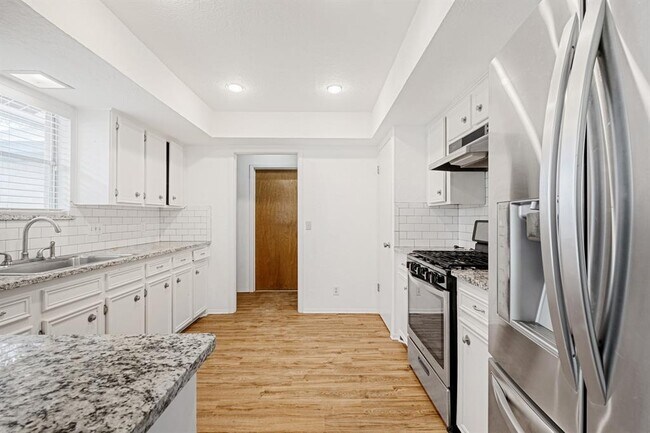 Building Photo - 10604 School House Ln