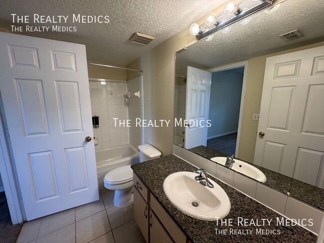 Building Photo - 700 Crest Pines Dr