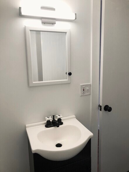 full bathroom, main level - 11 Waterside Ln