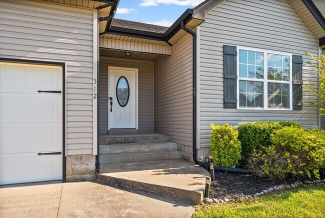 Building Photo - Pet Friendly Three Bedroom!