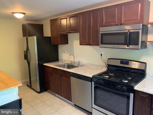Building Photo - 881 Wedgewood Dr