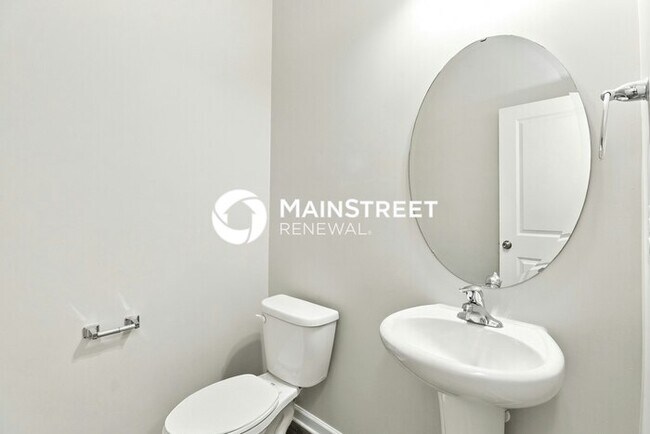 Building Photo - 4 Bedroom Pet-Friendly Home in Charlotte, NC with Main Street Renewal
