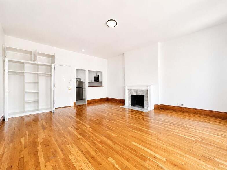 Building Photo - 302 W 107th St