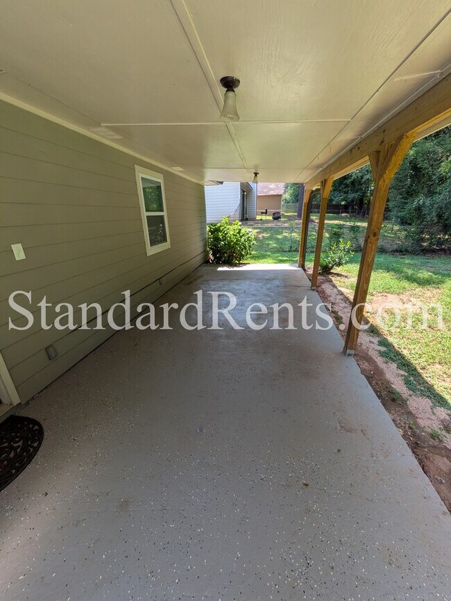 Building Photo - 8121 Winewood Way