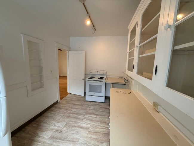 Building Photo - One Bedroom Second Floor Unit Ladd's Addition/Hawthorne District