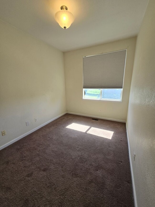 Building Photo - Spacious Townhome with Oversized 2-Car Gar...