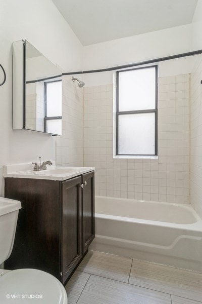 Building Photo - 3221 W Diversey Ave