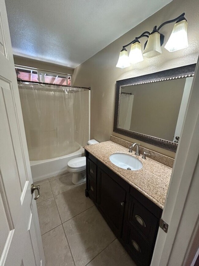Building Photo - Beautiful 3 Bedroom 2 Bathroom in Farmersville!!