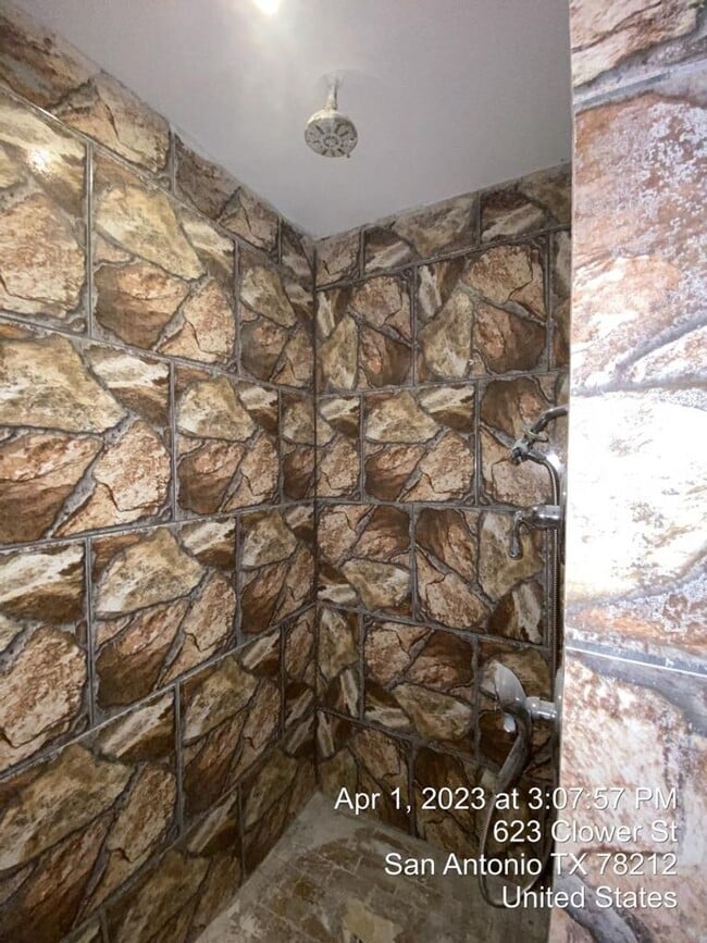 Building Photo - Stylish and Spacious 4-Bedroom Home PLUS C...