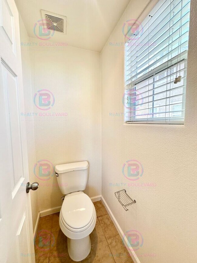 Building Photo - Spacious 4-Bedroom 3 Bath, 3 Car Garage Home with Loft, Living Room and Family Room Outdoor Kitch...