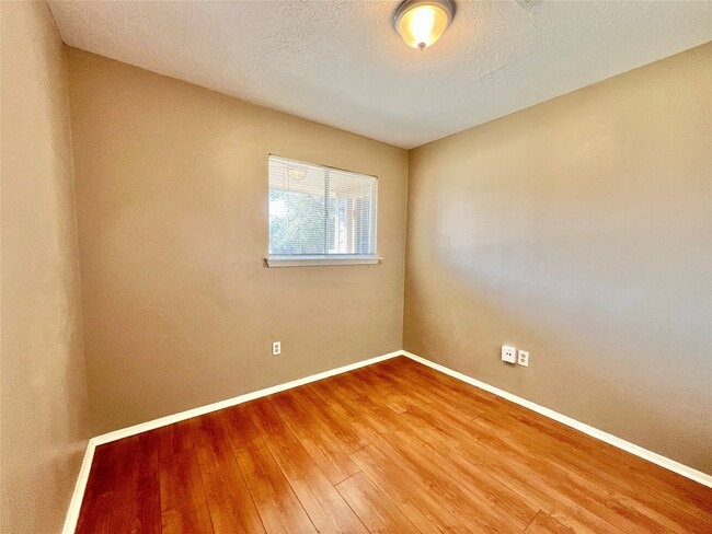 Building Photo - 303 Brigadoon Ln