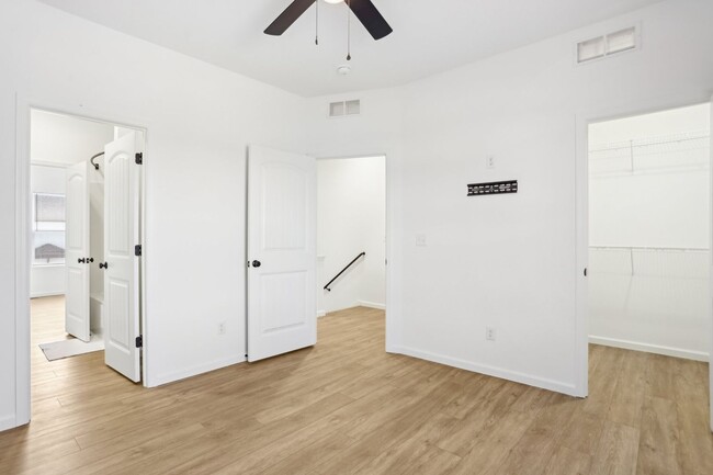 Building Photo - 1603 Parkview Dr