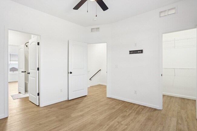 Building Photo - 1604 Parkview Dr