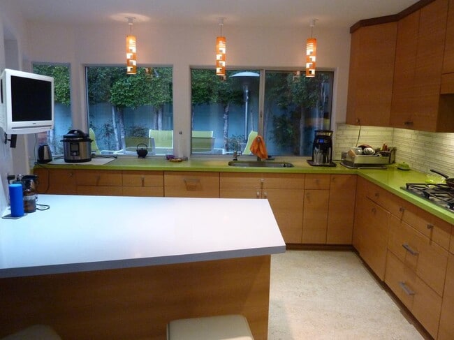 Building Photo - Close to Downtown! Mid-Century Modern Home...