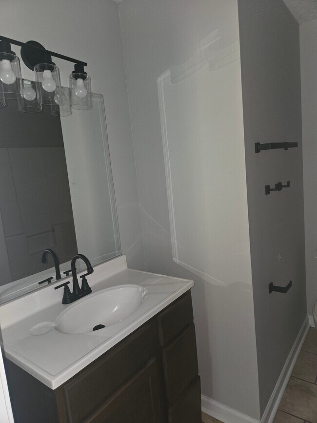 Building Photo - 916 Monroe Ave