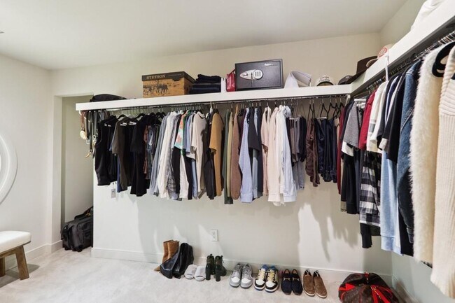 Building Photo - 1007 Somerset Dr NW