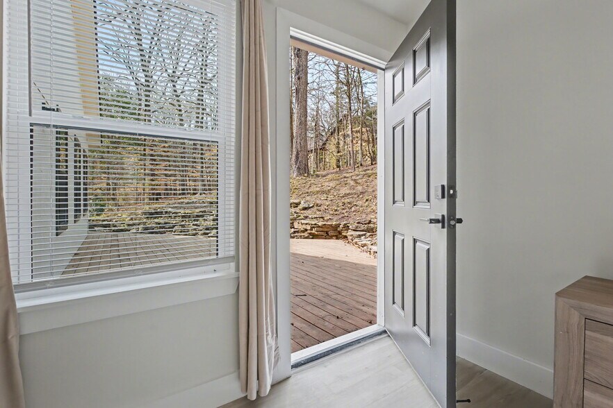 Building Photo - 9345 Rocky Woods Dr