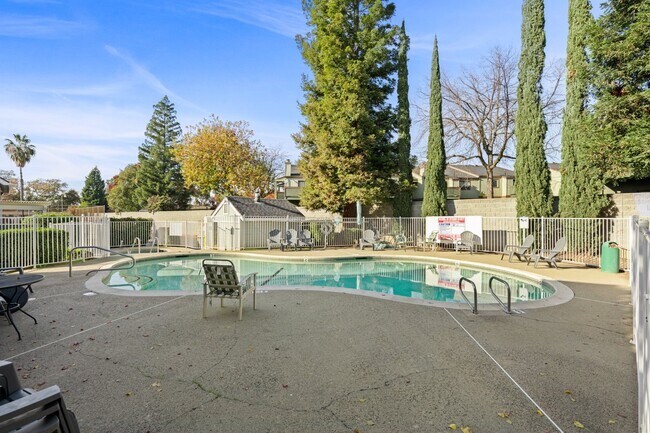 Building Photo - "Spacious 3-Bed Condo with 2 Baths in Citr...