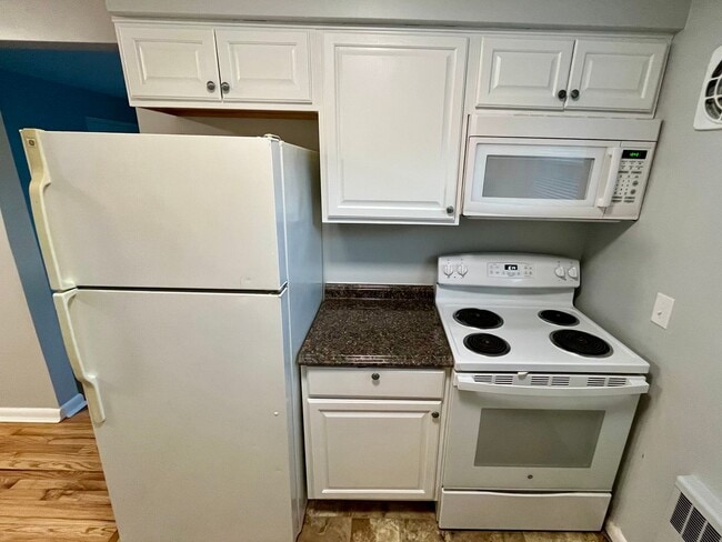 Building Photo - 2739 Lafeuille Ave