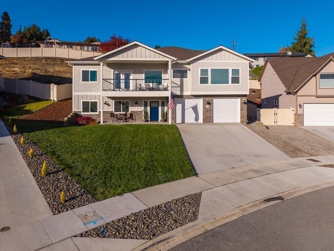 Building Photo - Beautiful 3+ bed, 3 bath home with 4 car garage, VIEWS, chef's kitchen and much more!