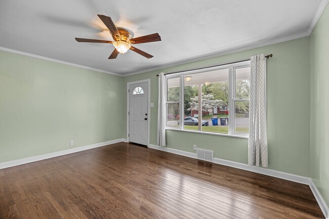 Building Photo - 205 Fieldstone Cir