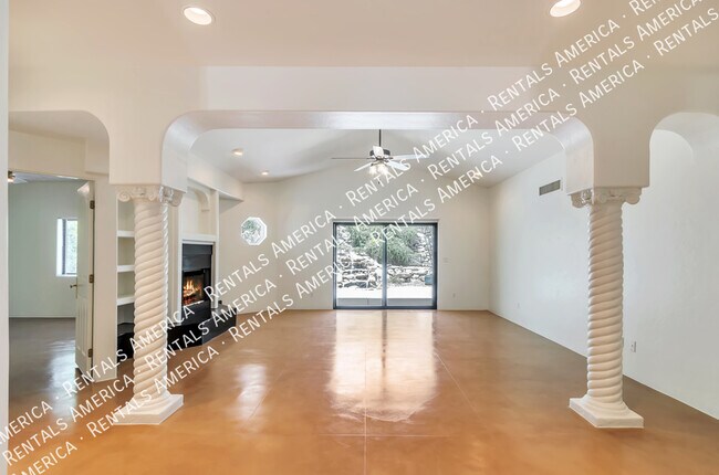 Building Photo - Gorgeous Catalina Home!