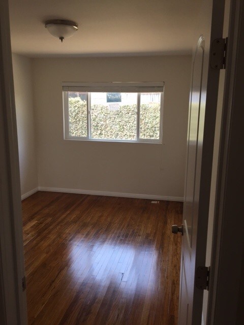 Building Photo - 2512 N Buena Vista St