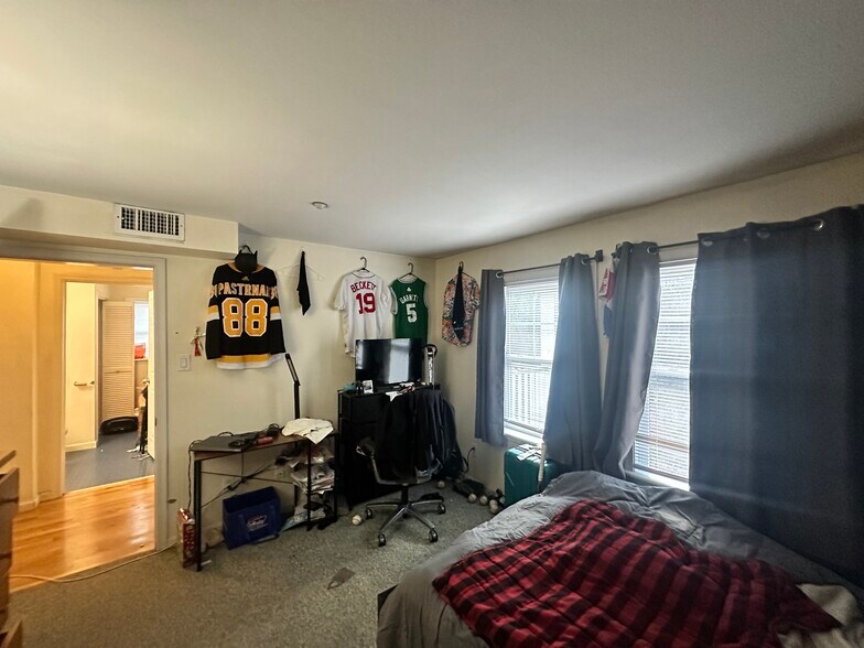 Building Photo - 64 Hillside St