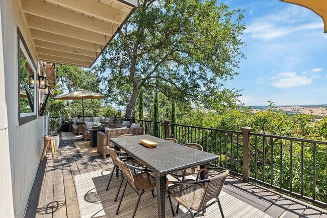 Building Photo - Luxury 5 Bedroom Home with Panoramic Views...