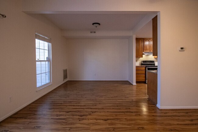 Building Photo - 3 Bedrooms, 2.5 Bathrooms Townhouse Rental