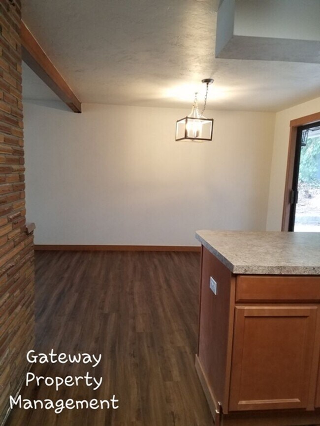 Building Photo - 3 Bedroom in town with a view!