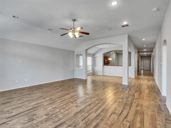 Building Photo - 5643 Walnut Glen Ln