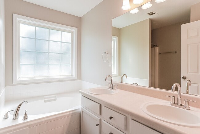 Building Photo - 900 Terrace Mill Dr