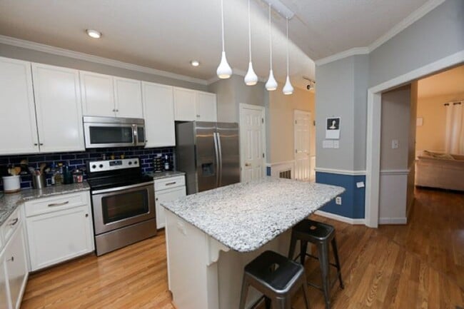 Building Photo - End Unit 3 Bedroom Townhome in Popular Woo...