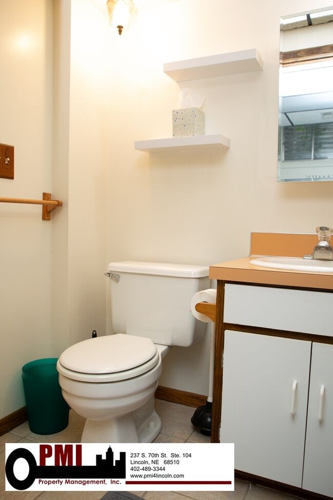 Building Photo - 3 Bedroom and 2 bathroom Colonial Hills House for rent!