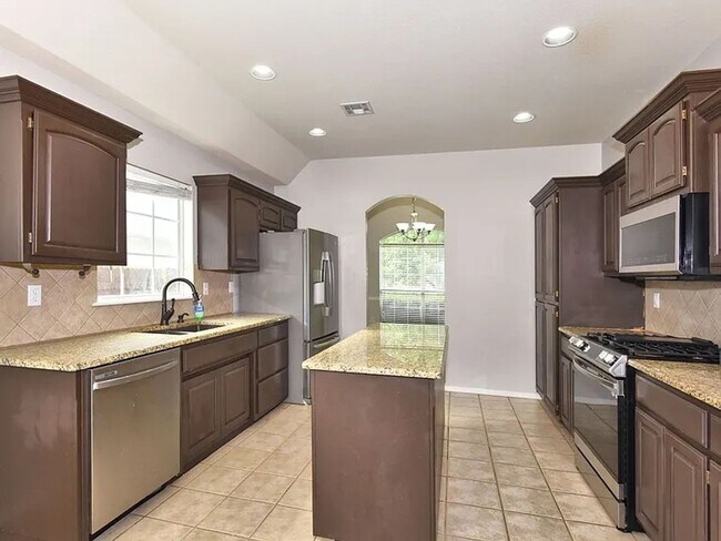 Building Photo - Beautiful 4 Bed 2.5 Bath Property in South...