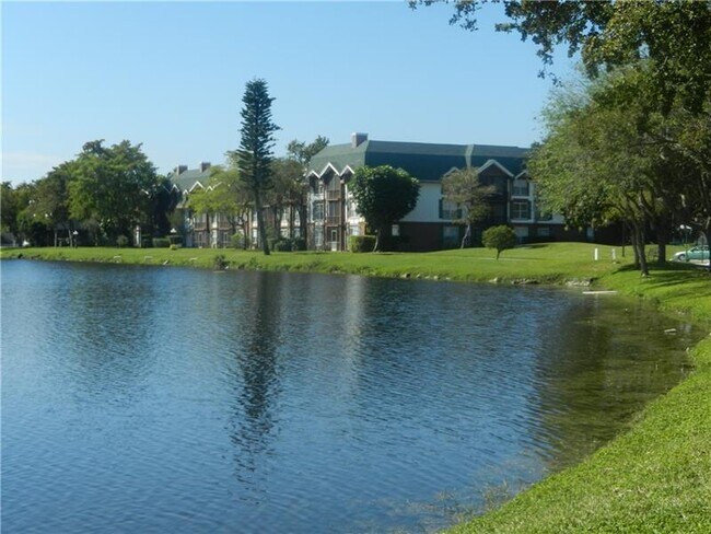 Building Photo - 3670 Inverrary Dr