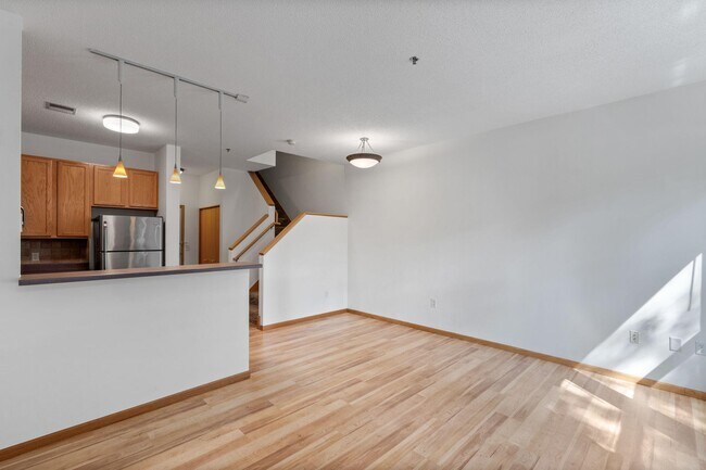 Building Photo - 645 N 1st St