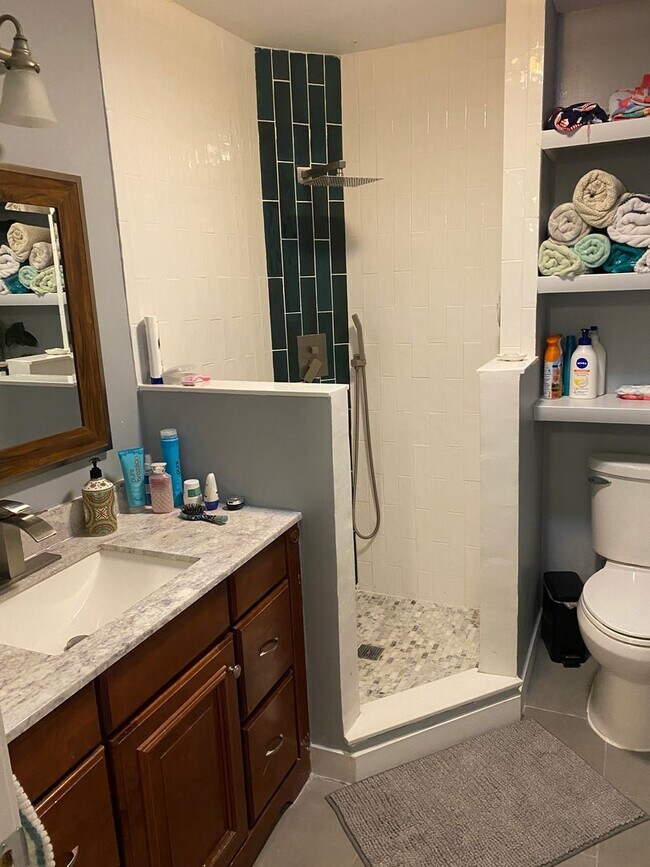 Building Photo - PRICE REDUCED!!!Charming 2-bedroom, 1-bathroom home located in the vibrant community of Royal Oak...