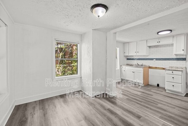 Building Photo - 1134 Oak St