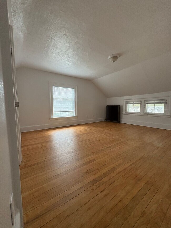 Building Photo - 118 College Pl