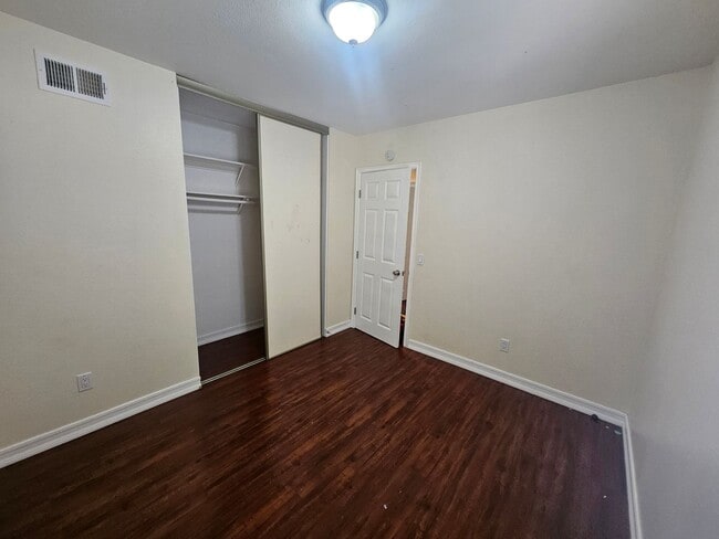 Building Photo - Single story home in Riverside Airport Nei...