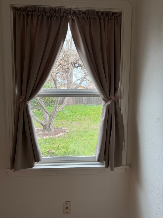 Building Photo - Great 2 bedroom 1 bath ready to move in