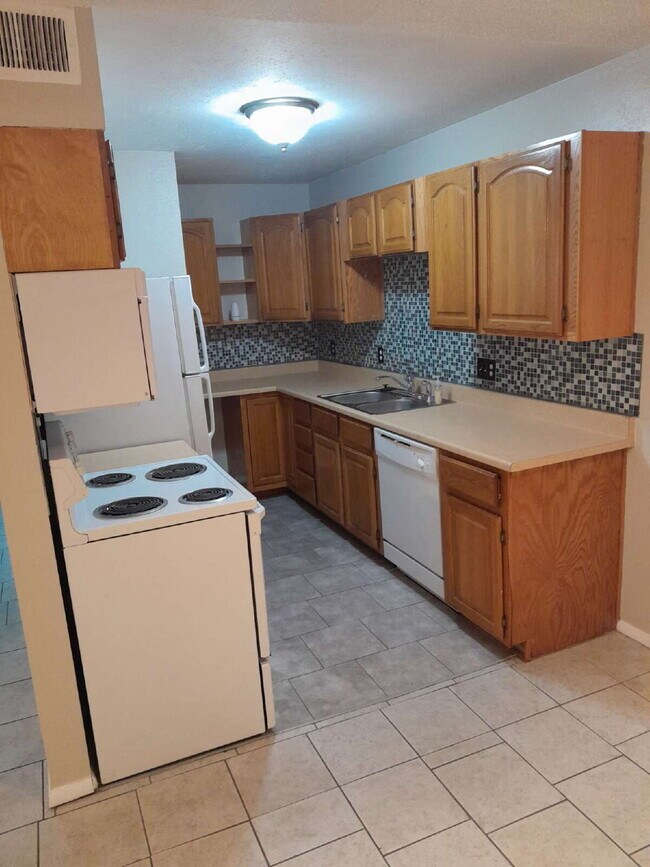 Building Photo - Immediate availability for a 2bd/1ba condo...