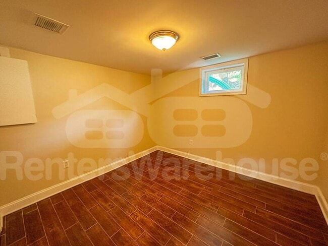 Building Photo - 10307 Insley St