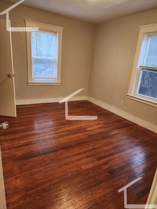 Building Photo - Large and Sunny 2-Bed, 1-Bath in JP Avail for June