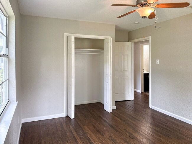 Building Photo - 4 Bedroom / 2 Bath