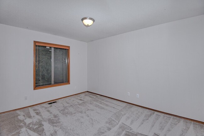 Building Photo - Beautiful cul-de-sac home, with fenced in yard