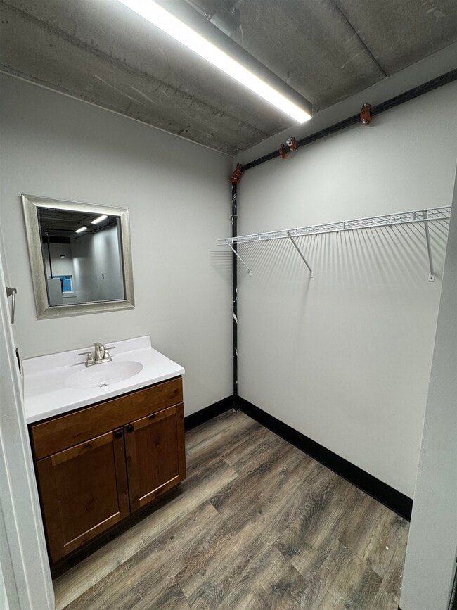 Building Photo - 824 W 8th St